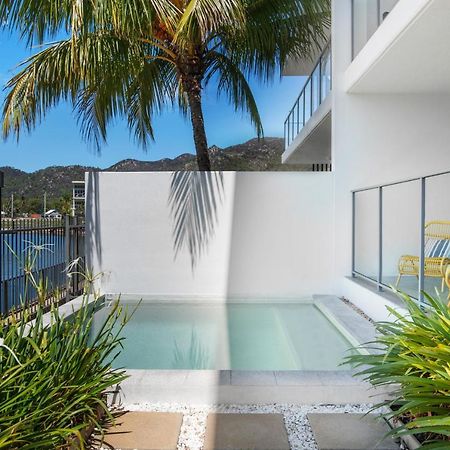 ホテル ペッパーズ ブルー オン ブルー Nelly Bay エクステリア 写真 A private pool at a resort in Queensland, Australia
