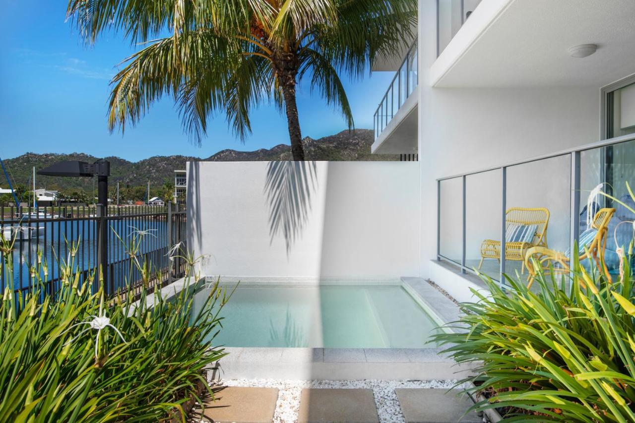 ホテル ペッパーズ ブルー オン ブルー Nelly Bay エクステリア 写真 A private pool at a resort in Queensland, Australia