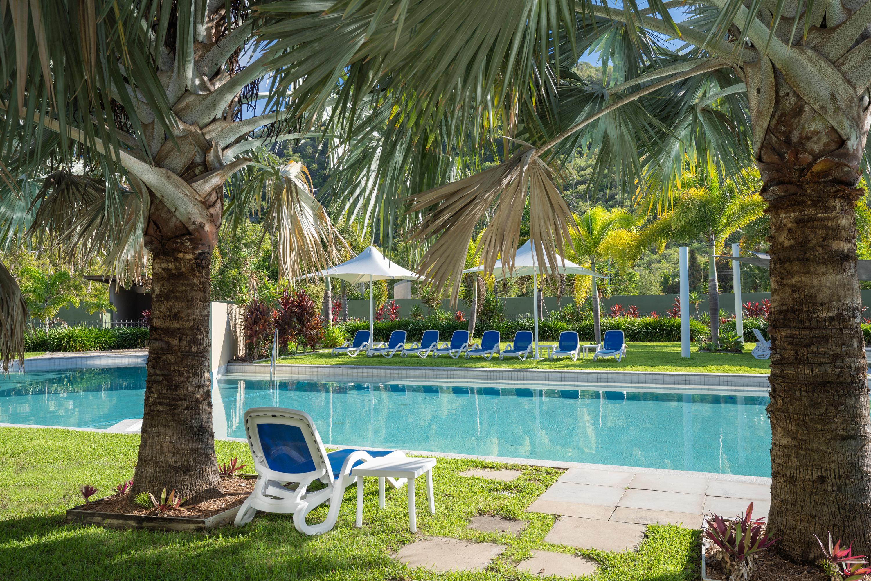 ホテル ペッパーズ ブルー オン ブルー Nelly Bay エクステリア 写真 The pool at the resort