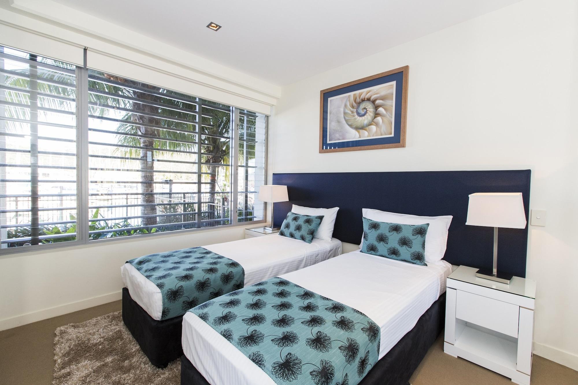 ホテル ペッパーズ ブルー オン ブルー Nelly Bay エクステリア 写真 A bedroom at the hotel