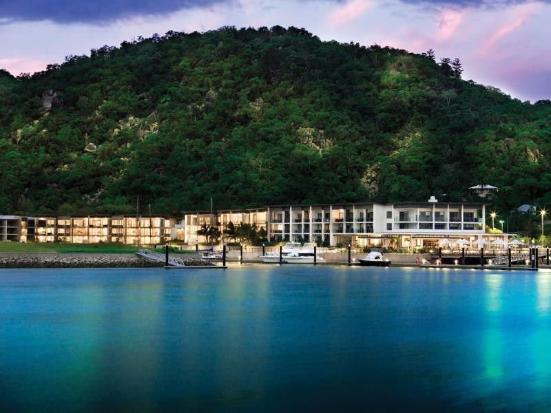 ホテル ペッパーズ ブルー オン ブルー Nelly Bay エクステリア 写真 The resort at night