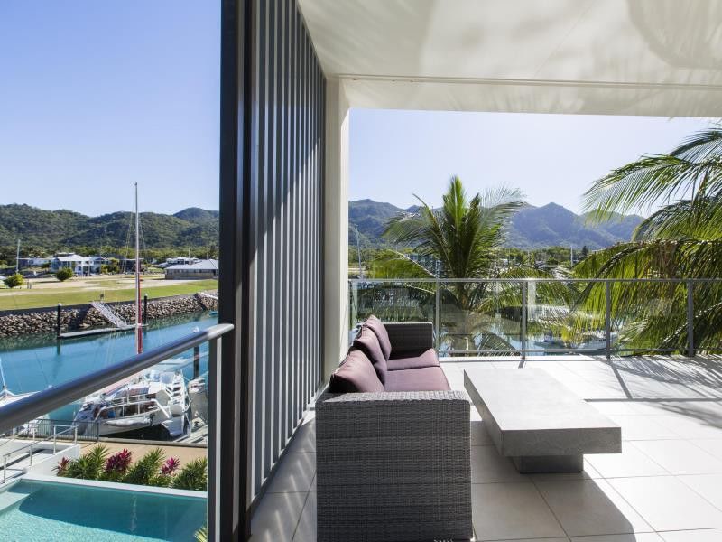 ホテル ペッパーズ ブルー オン ブルー Nelly Bay エクステリア 写真 View from a balcony at the Mantra Trilogy