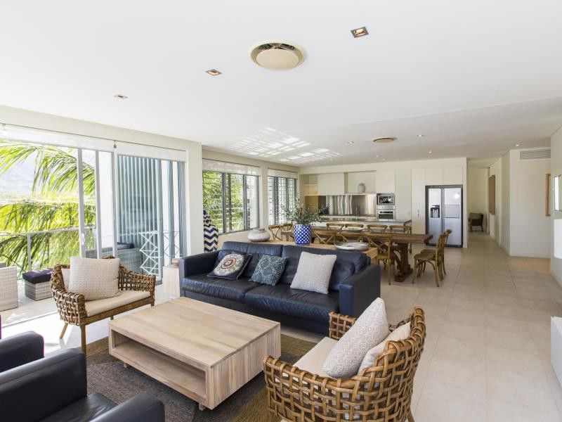 ホテル ペッパーズ ブルー オン ブルー Nelly Bay エクステリア 写真 A living room in a modern house
