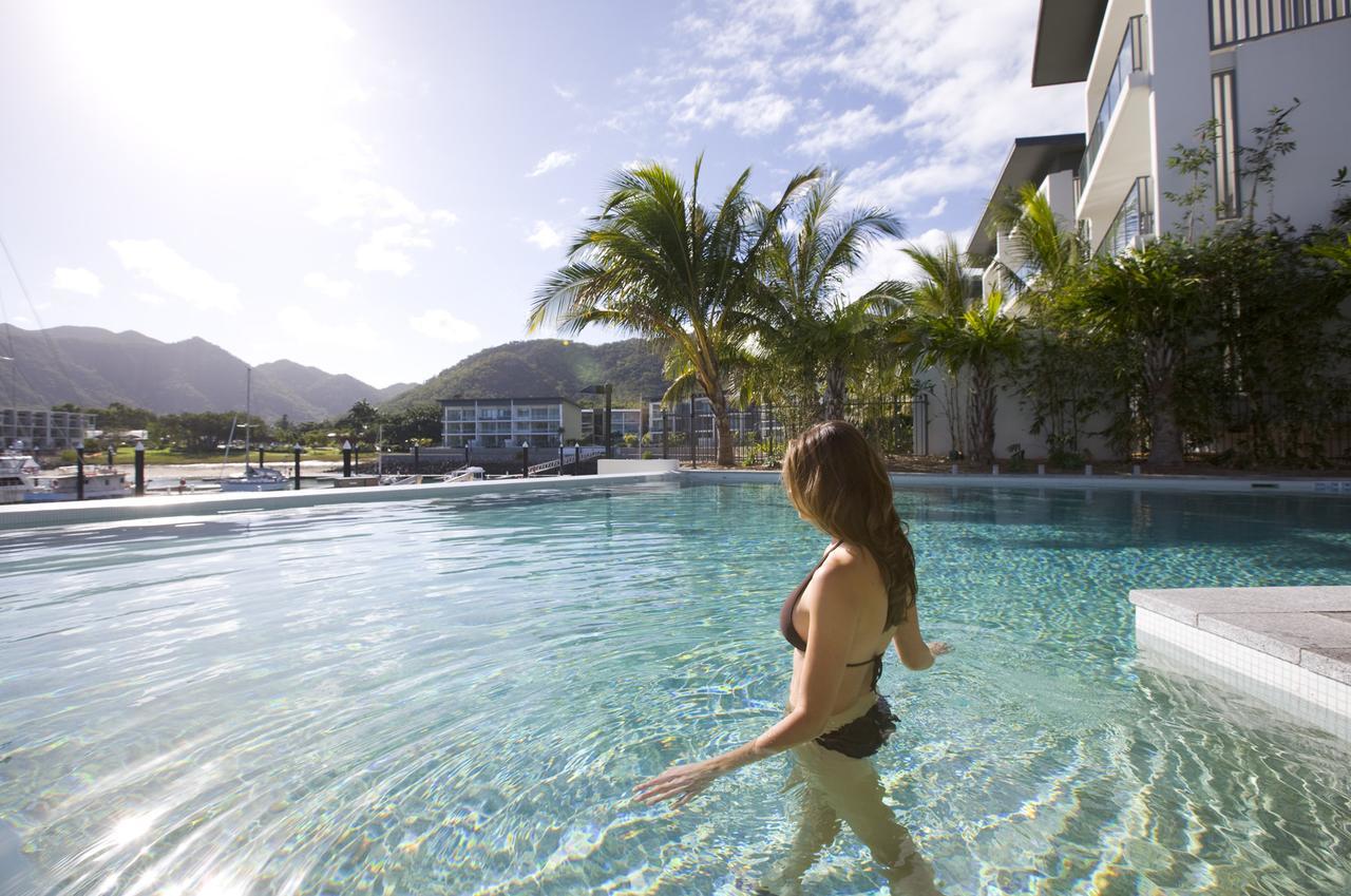ホテル ペッパーズ ブルー オン ブルー Nelly Bay エクステリア 写真 Infinity pool at Peppers Beach Club Resort, Port Douglas, Queensland, Australia