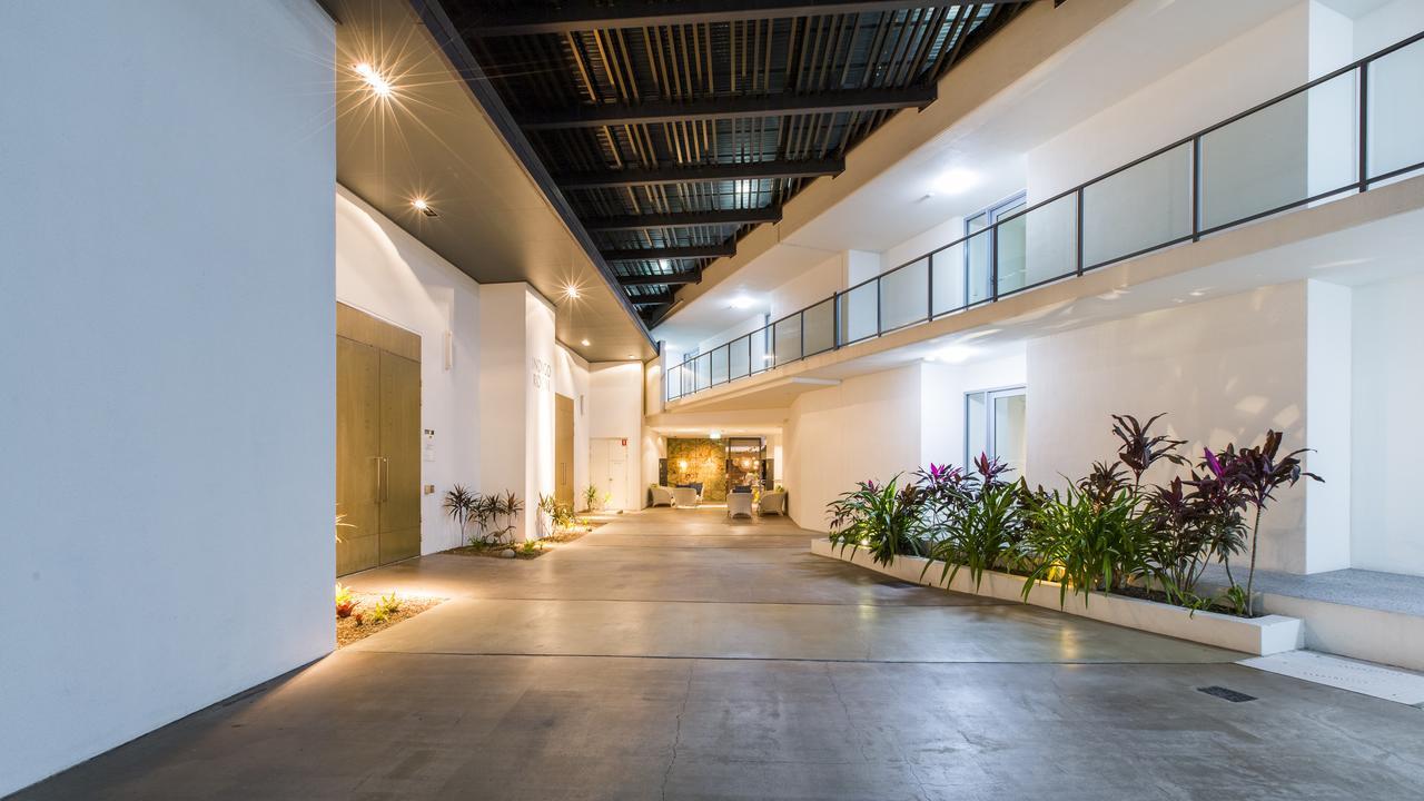 ホテル ペッパーズ ブルー オン ブルー Nelly Bay エクステリア 写真 Interior of the hotel