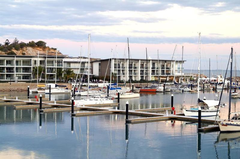 ホテル ペッパーズ ブルー オン ブルー Nelly Bay エクステリア 写真 The Marina at Tumby Bay