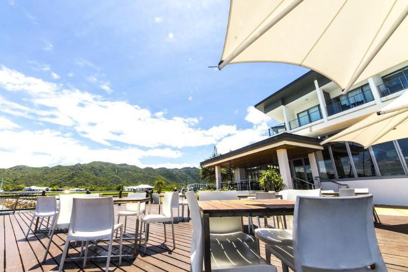 ホテル ペッパーズ ブルー オン ブルー Nelly Bay エクステリア 写真 The airport's lounge